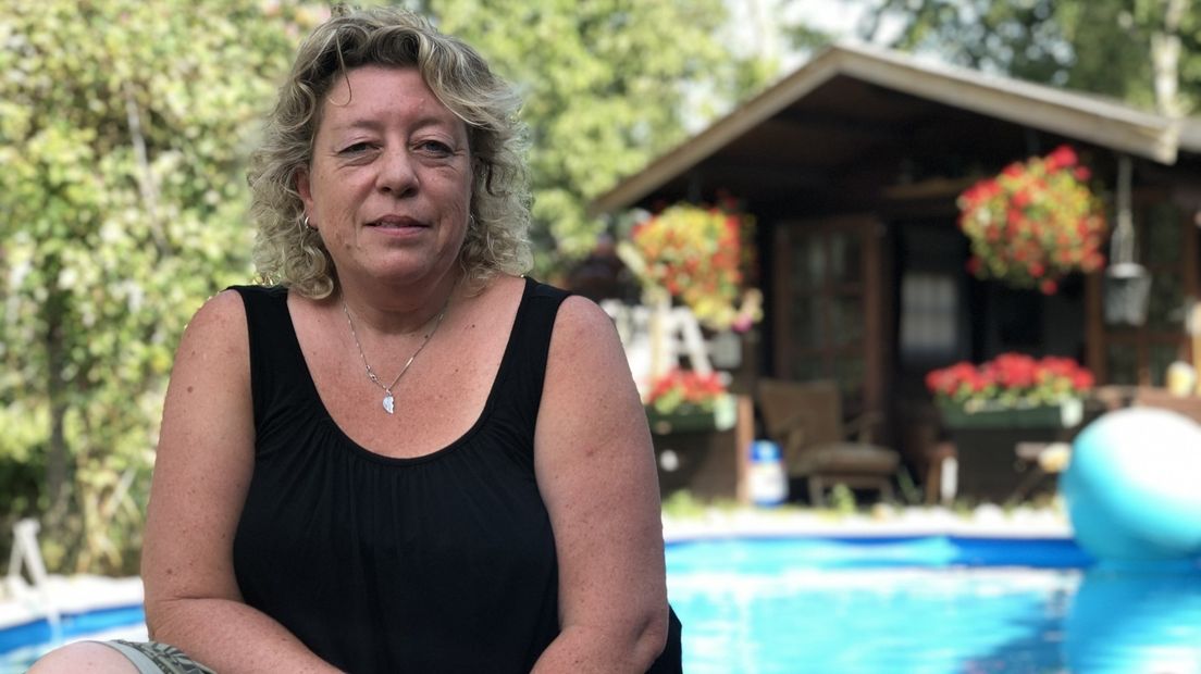 Weervrouw Harma Boer in haar tuin