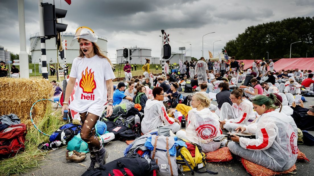 Een demonstrant die zich tegen Shell keert in Farmsum vorig jaar
