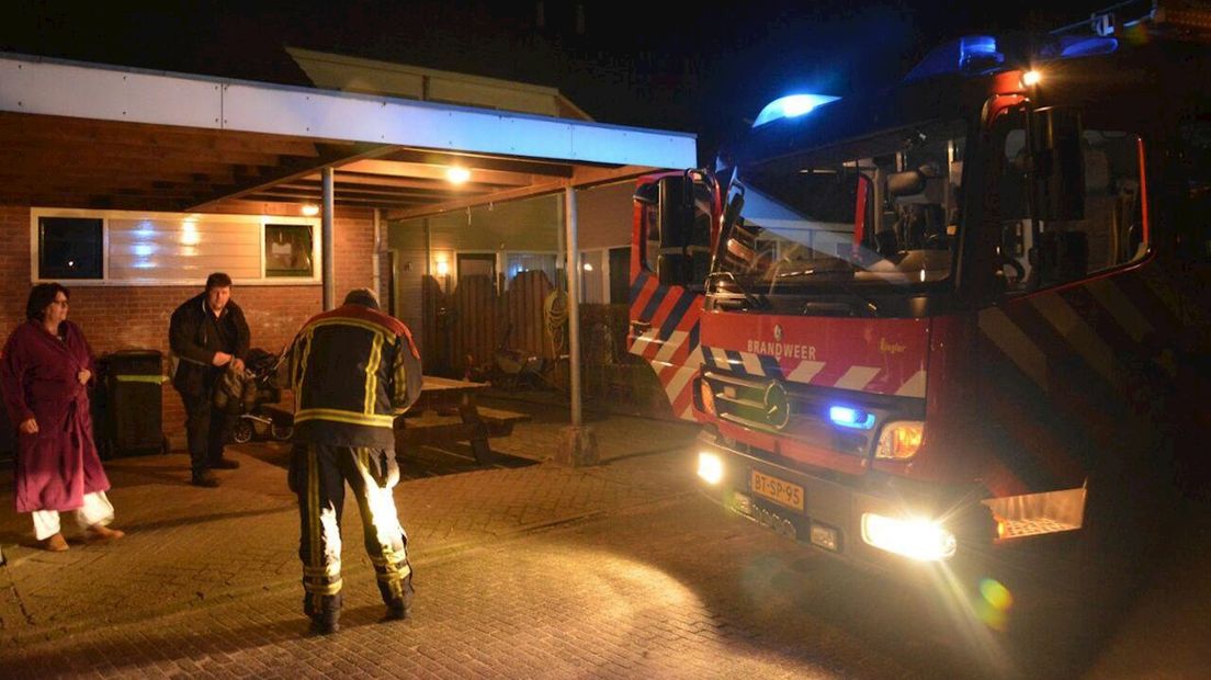 Brandweer onderzoekt brand in mogelijk twee woningen te Vroomshoop
