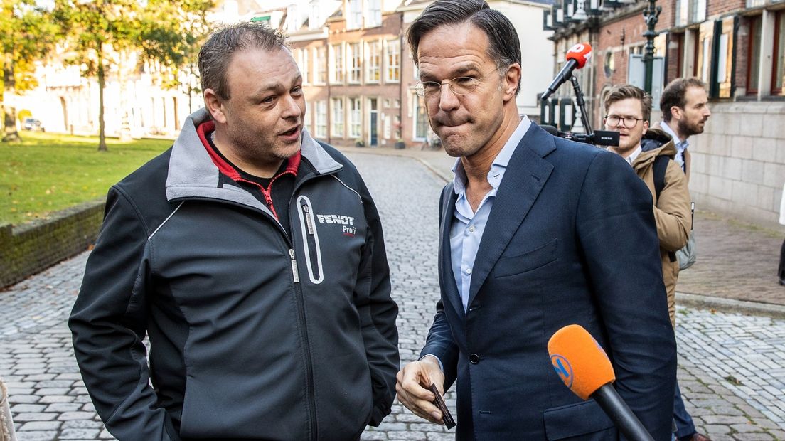 Demissionair premier Rutte spreekt met een actievoerende boer voorafgaand aan de gesprekken in het provinciehuis