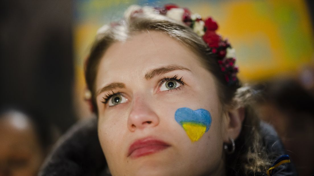 Een demonstrant tegen de oorlog in Oekraïne op archiefbeeld