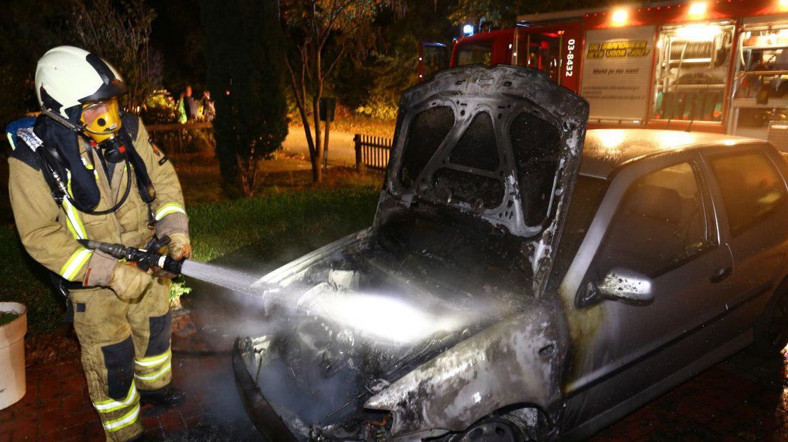De auto brandde volledig uit (Rechten: Van Oost Media)