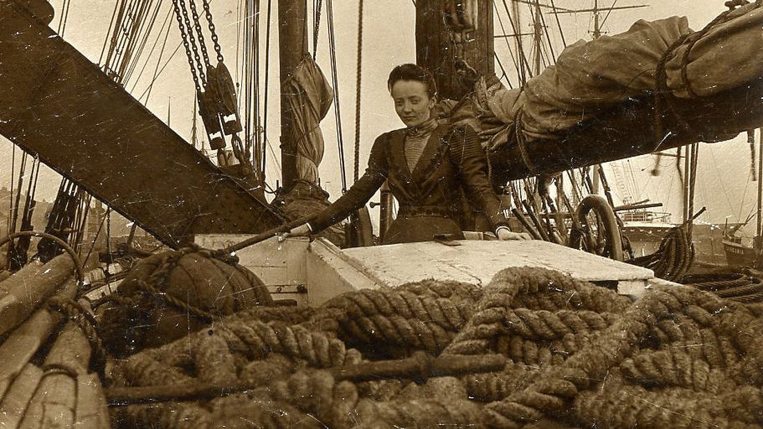 Zeldzame foto van een  kapiteinsvrouw De Grooth uit Oude Pekela (collectie: Veenkoloniaal Museum)