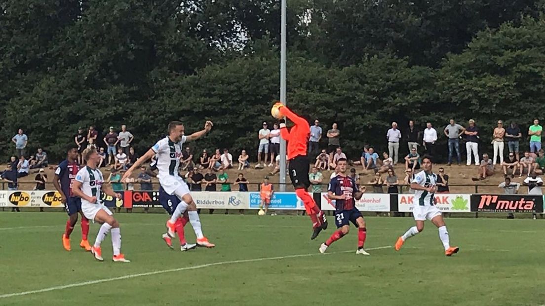Doelman Brice van Caen maakt een aanval van FC Groningen onschadelijk.