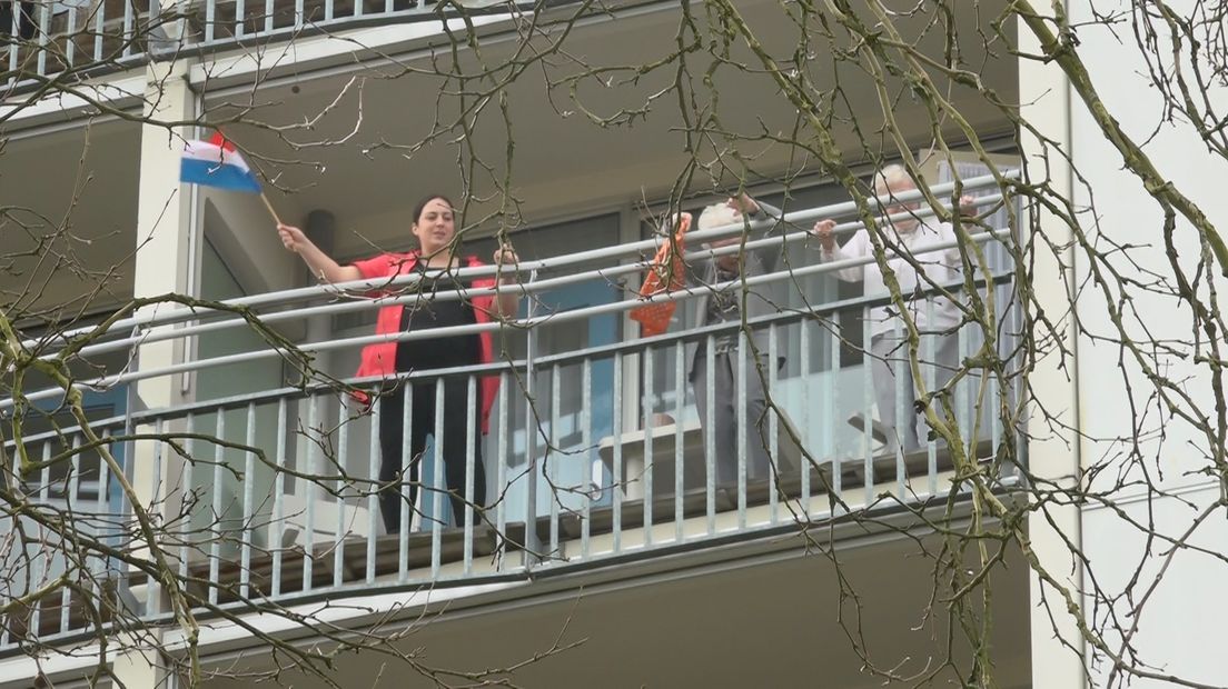 Wat kun je doen nu ouderen in verschillende woonzorglocaties geen bezoek meer mogen krijgen? Daarop bedacht de Nijmeegse Club Goud de contactloze Buitenconcerten.