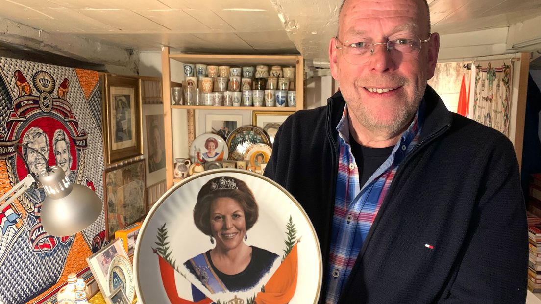 Ben van Someren toont trots een bord met daarop de beeltenis van toenmalig koningin Beatrix.