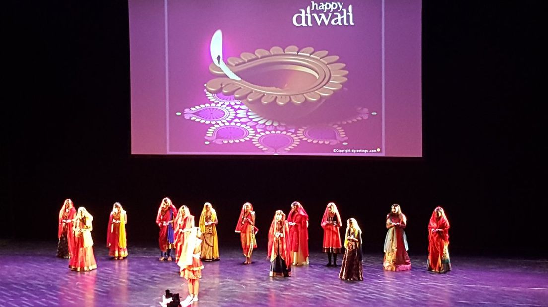 Optreden van kinderen tijdens Divali-feest in Zuiderstrandtheater op Scheveningen.
