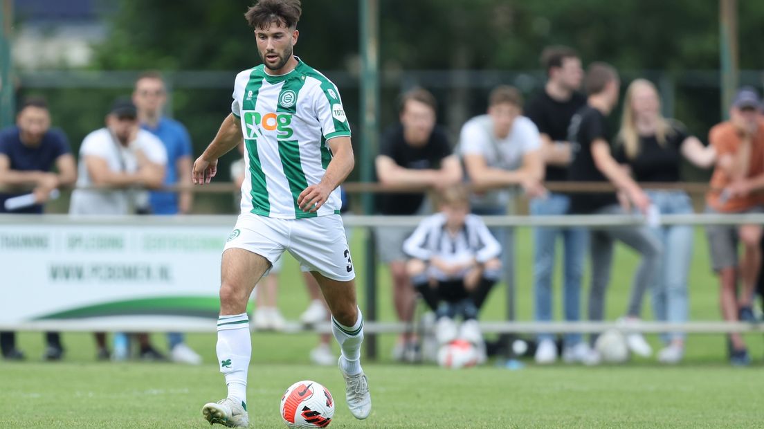 Marin Sverko voor FC Groningen in actie tegen PAOK Saloniki