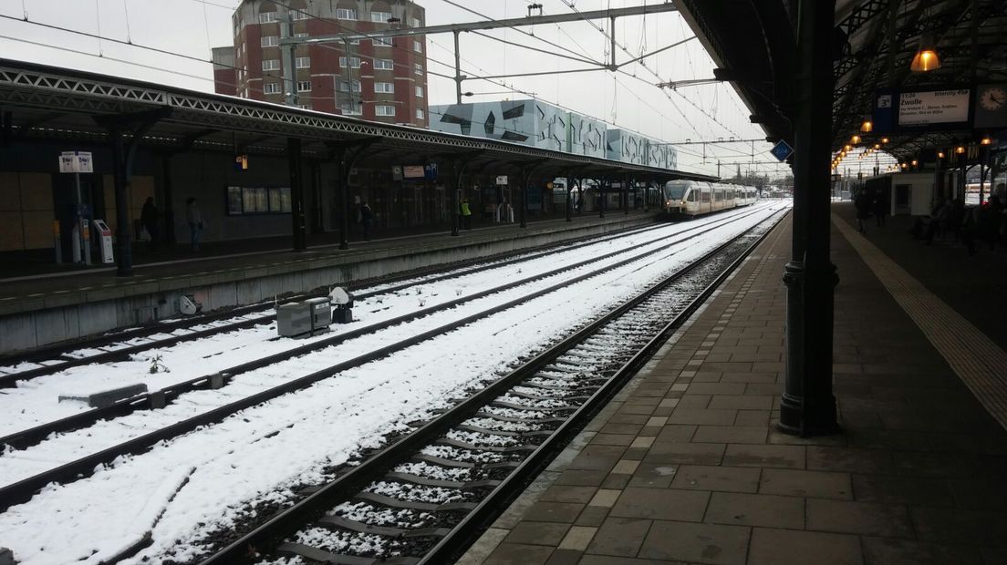 De treinen tussen station Ede-Wageningen en Nijmegen rijden weer, na eerdere verstoringen. Er lag een boom op het spoor.