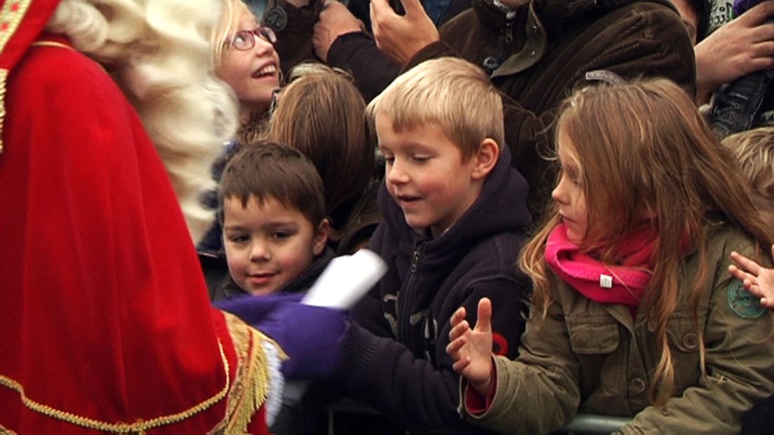 Blije kinderen bij een eerdere intocht van de Sint in Soest.