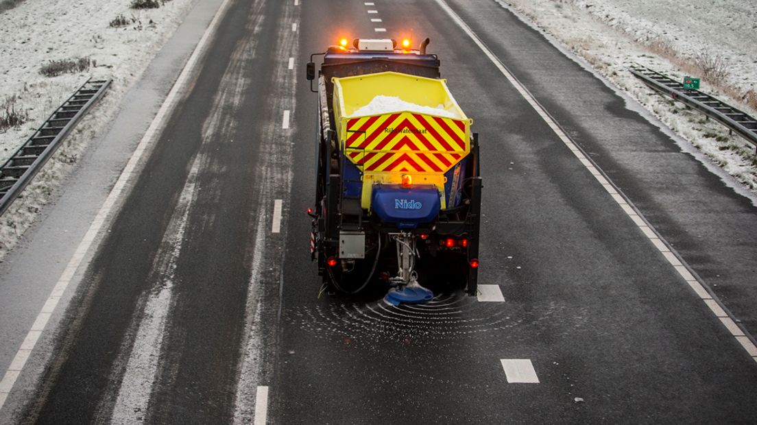 Een strooiwagen op de snelweg.