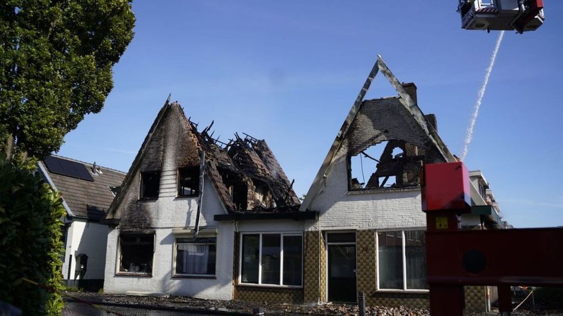 Het uitgebrande pand in Velp waar migranten woonden.