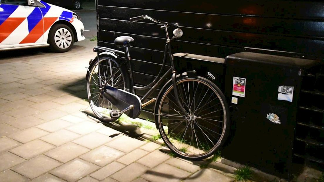 Fietser botst op auto en gaat ermee vandoor