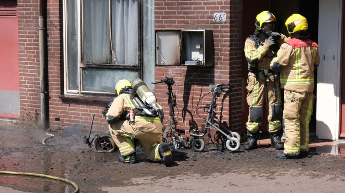 Een scootmobiel en rollator gingen in vlammen op