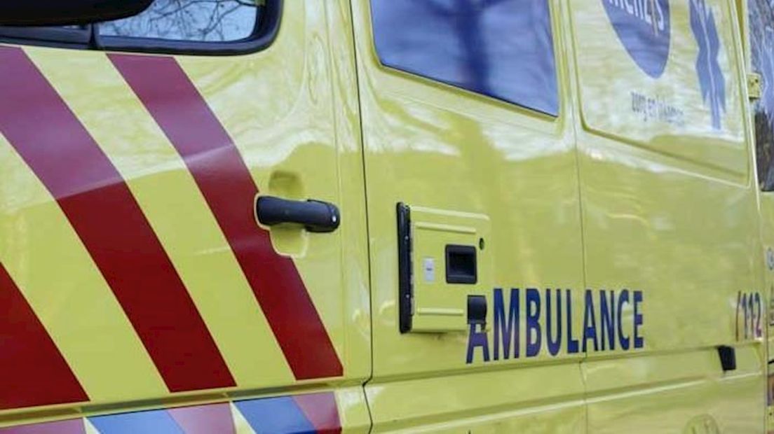 Ambulance vervoerde gewonde man naar ziekenhuis