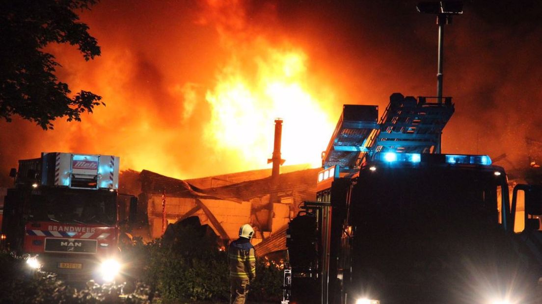 Het voormalige restaurant De Bronzen Wereld aan de De Wuurde in Elst is door brand verwoest. De brand brak kort na middernacht uit.