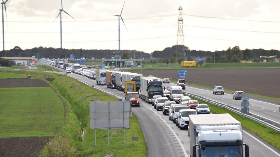 De file op de A7 na een ongeluk bij Scheemda