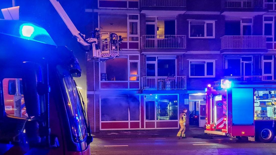Gewonde bij woningbrand in Enschede, flatwoning onbewoonbaar