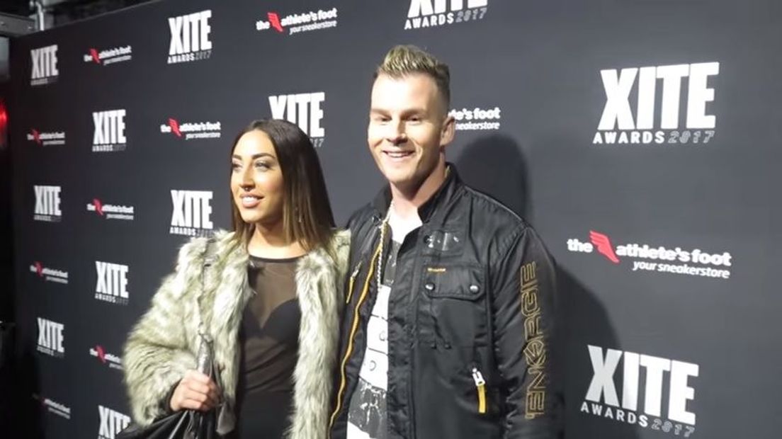 Vriendin Rapper Sjors geniet van alle aandacht 1Limburg Vriendin Rapper Sjors geniet van alle aandacht 1Limburg