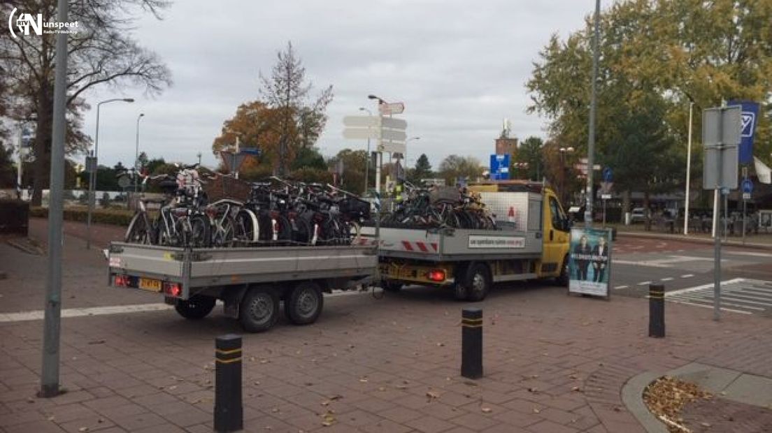 De gemeente haalt de fietsen weg.