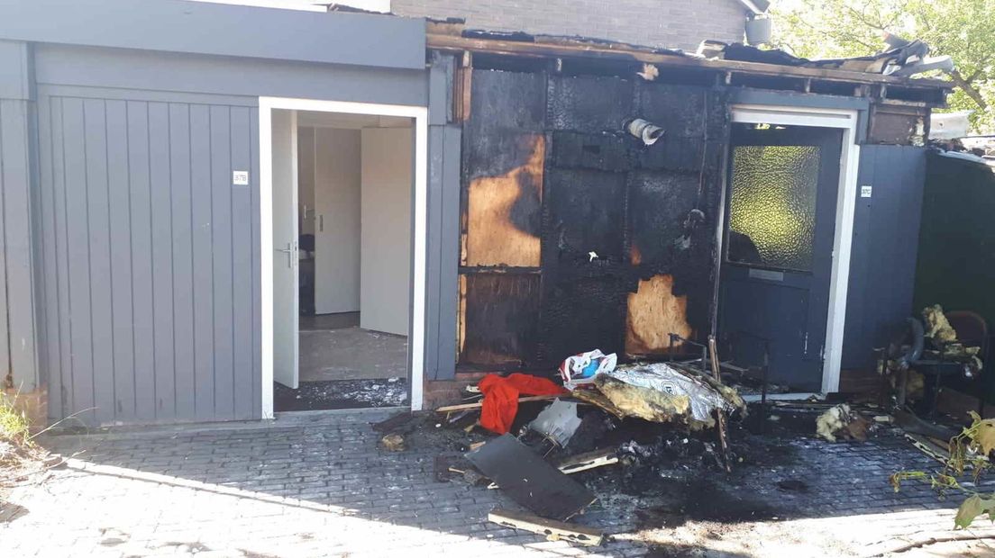 Brand in vuilcontainer beschadigt buitenkant woning