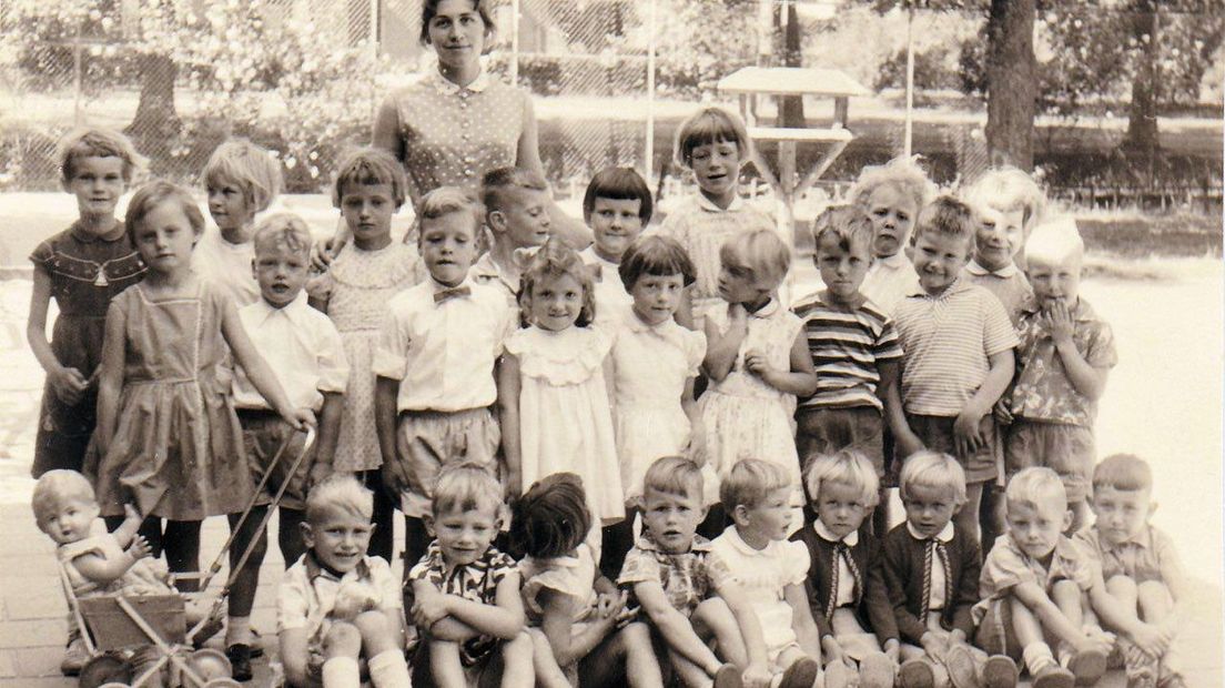 Arie de Vries (tweede linksonder) zat op school in Veenhuizen (Rechten: Schoolfoto Arie de Vries)