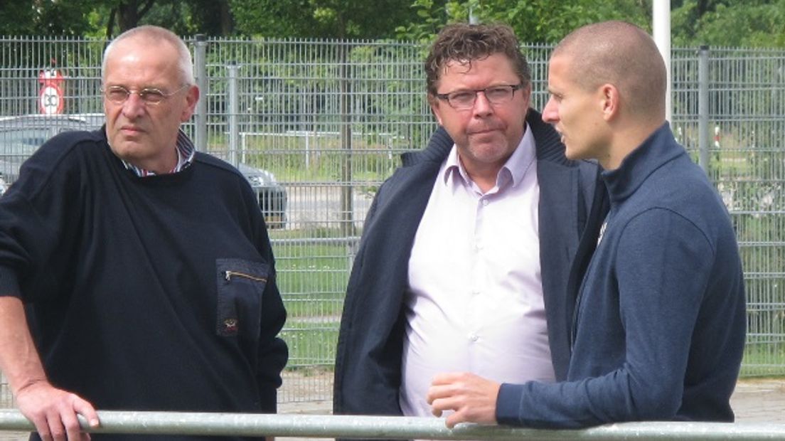 Oud FC Emmenspeler Bas Sibum met directeur Wim Beekman