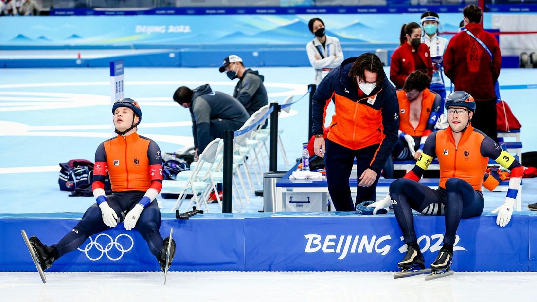 (v. l. n. r.) Schaatsers Marcel Bosker, Patrick Roest en Sven Kramer na afloop van de finale van de ploegenachtervolging mannen op de Olympische Spelen in Beijing.