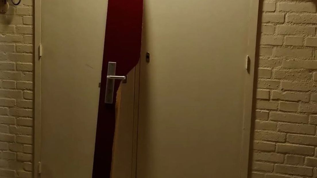Politie trapt deur kapot om woning binnen te komen
