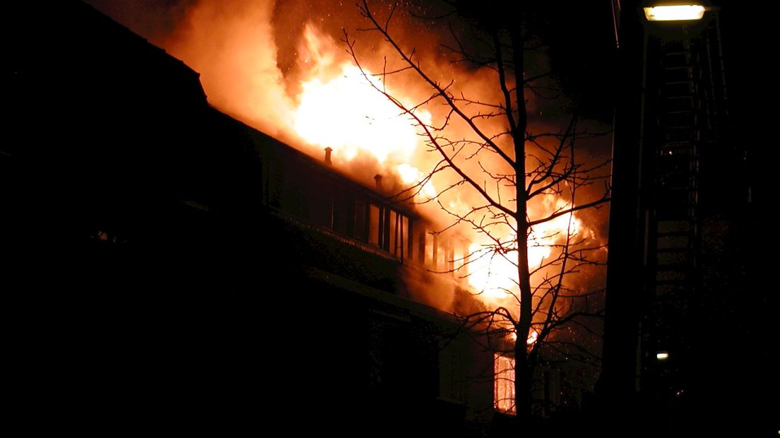 Brand legt huis in Deventer in de as