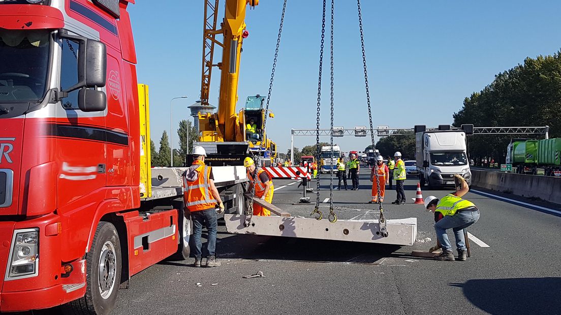 Een vrachtwagen verloor  midden op de snelweg grote betonplaten (Rechten: Persbureau Meter)