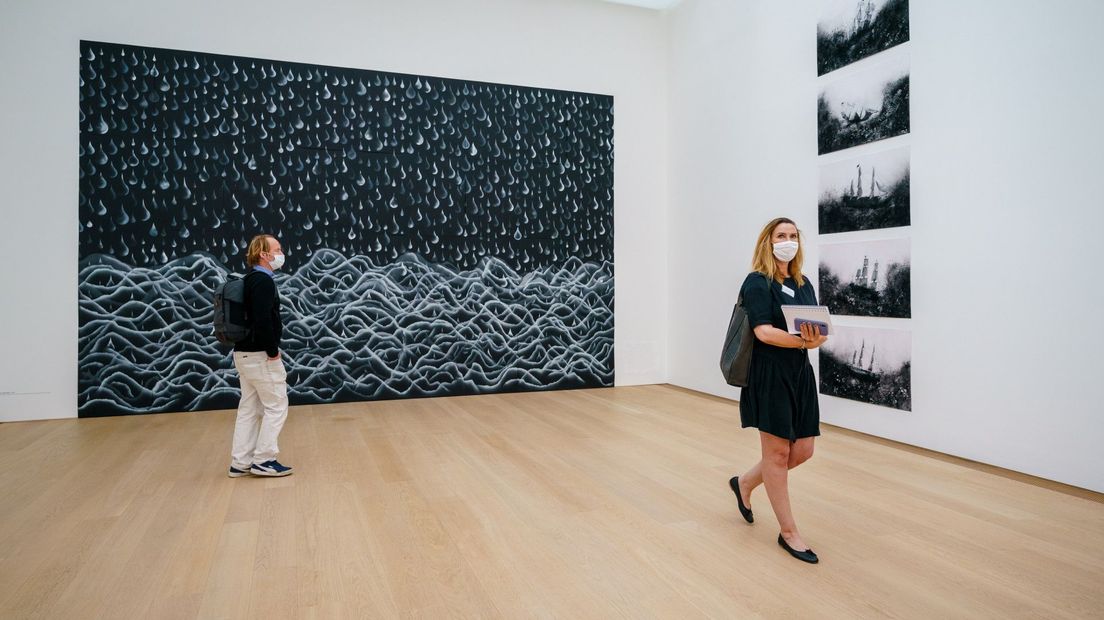 Bezoekers tijdens een tentoonstelling dragen een mondkapje in museum Voorlinden in Wassenaar.