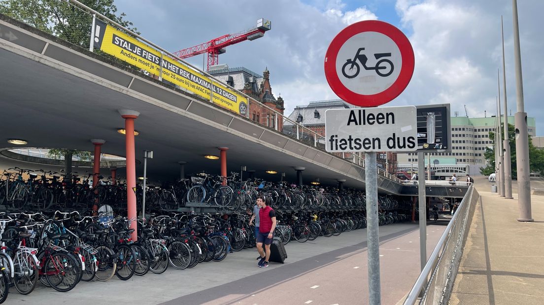 Brommers en scooters zijn in het Stadsbalkon niet welkom, maar komen er volgens de gemeente soms toch