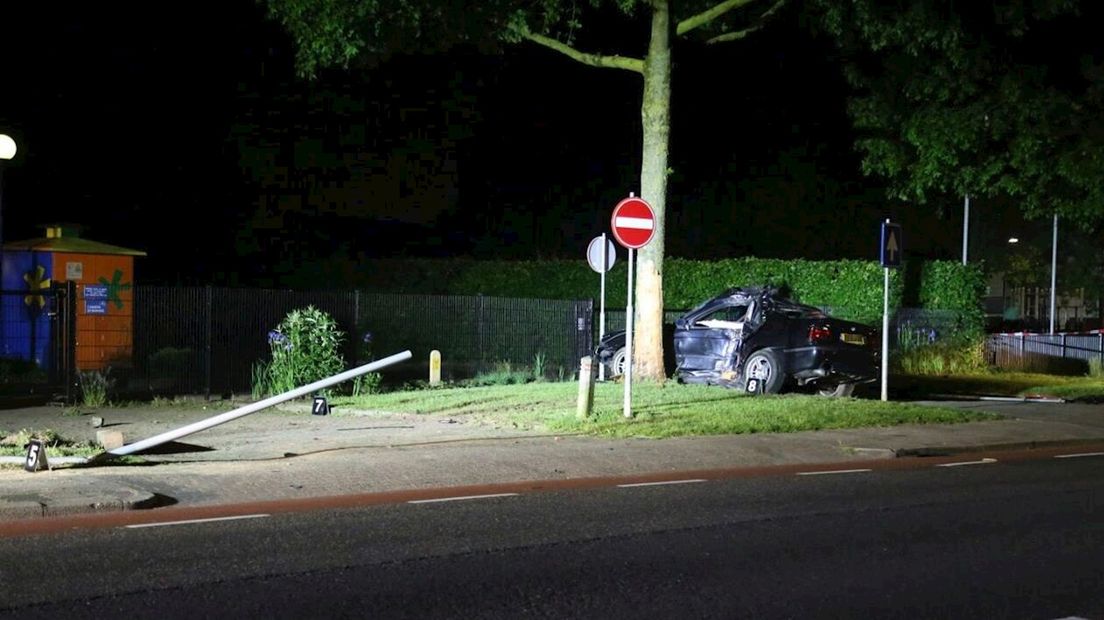 Automobilist gewond na botsing tegen boom in Almelo