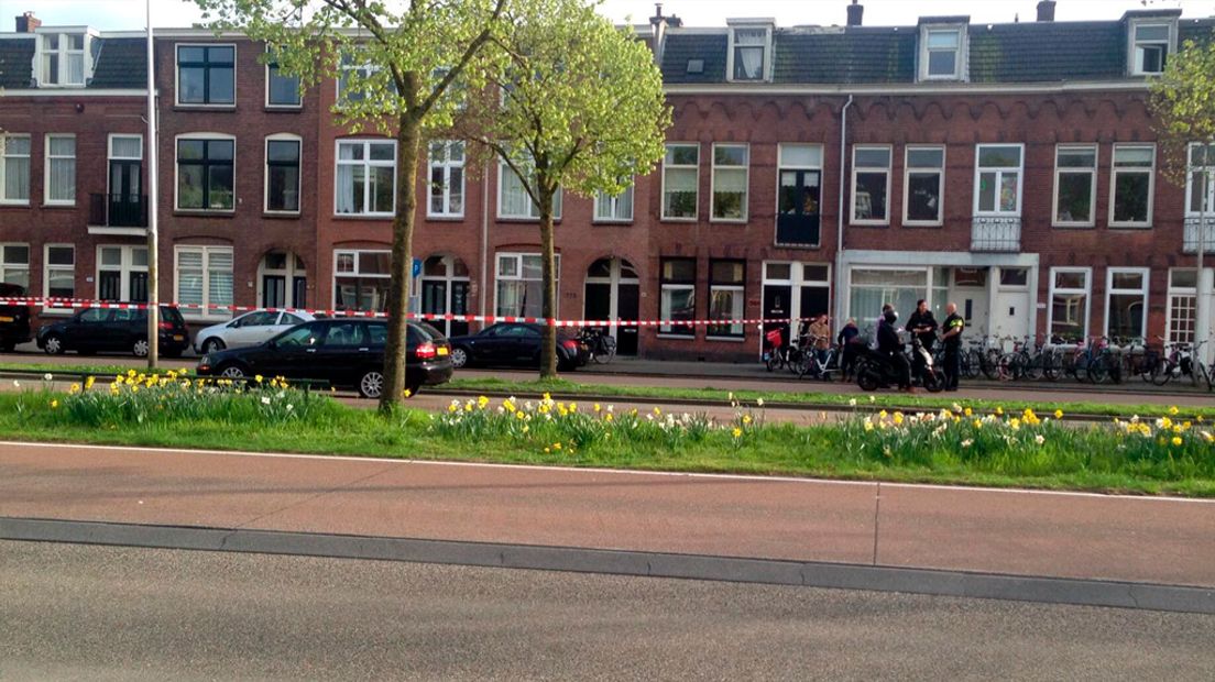 Agenten met extra zware kogelwerende vesten op de Vleutenseweg.