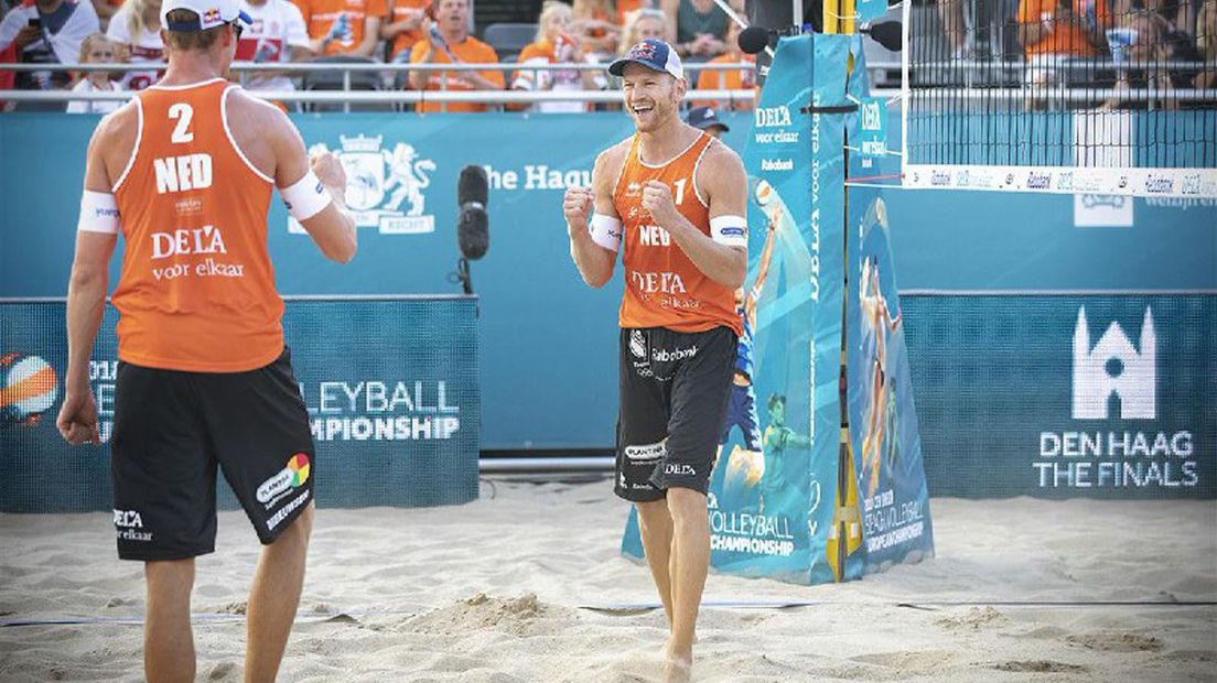 Alexander Brouwer en Robert Meeuwsen zijn poulewinnaar geworden op het EK Beachvolleybal.