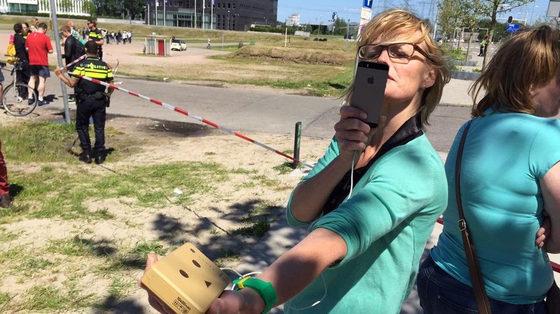 Rianne Schuurman krijgt een batterypack van RTV Noord-verslaggever Arnoud Bodde.