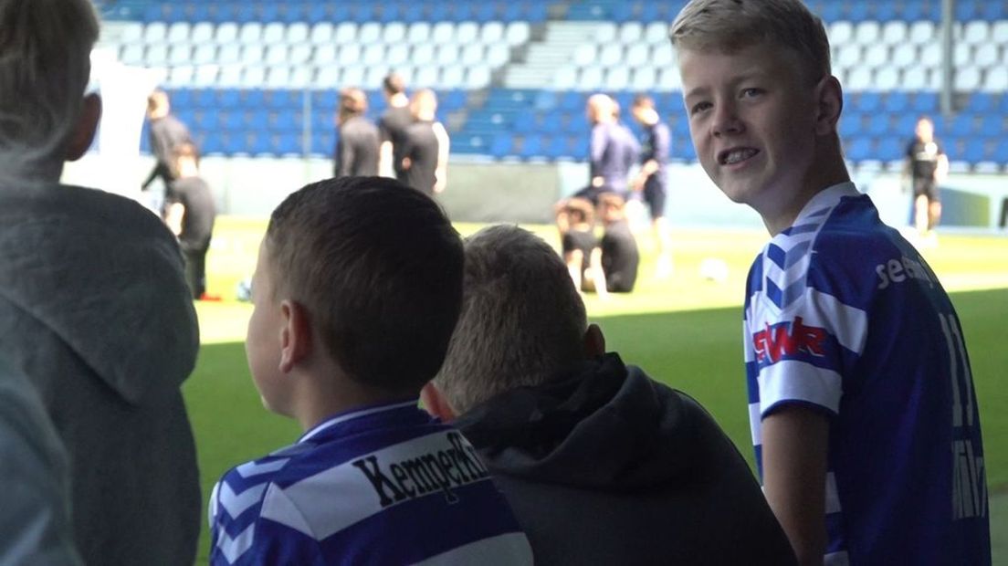 Langs de kant stonden zo'n vijftig trouwe supporters.