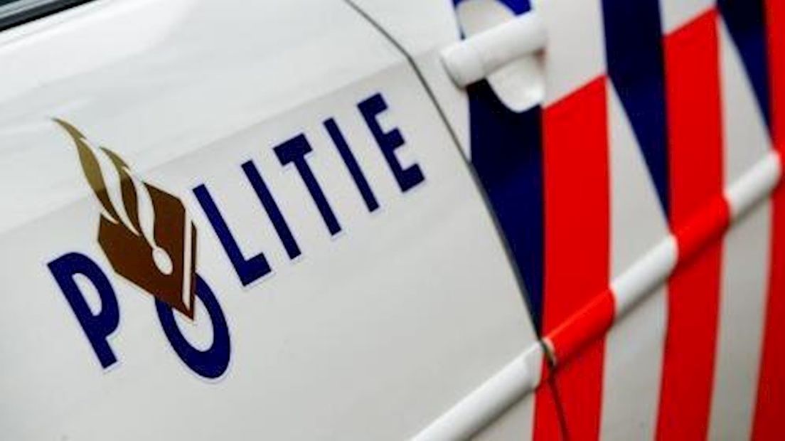 Man rijdt door tuin en botst tegen twee auto's