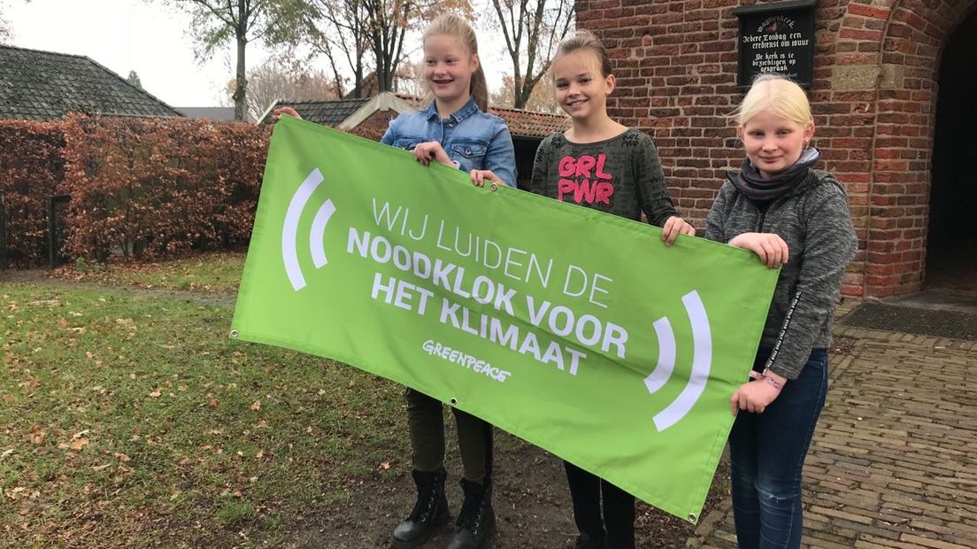Mare, Kim en Iris luidden vandaag de noodklok voor het klimaat (Rechten: Jeroen Kelderman / RTV Drenthe)