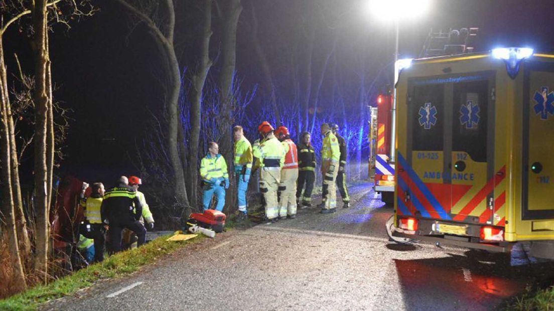 Hulpdiensten bieden de automobilist hulp na het ongeluk op de Thesingerweg.