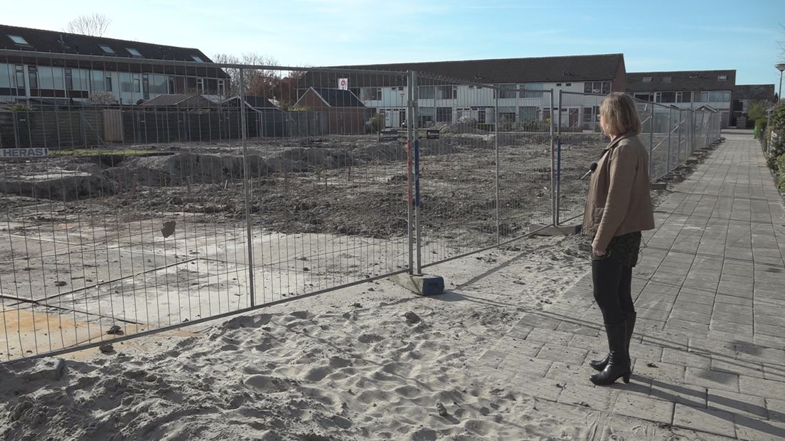 Gedupeerde Sandie Hamminga bij de bouwput rond de Kamplaan in Appingedam
