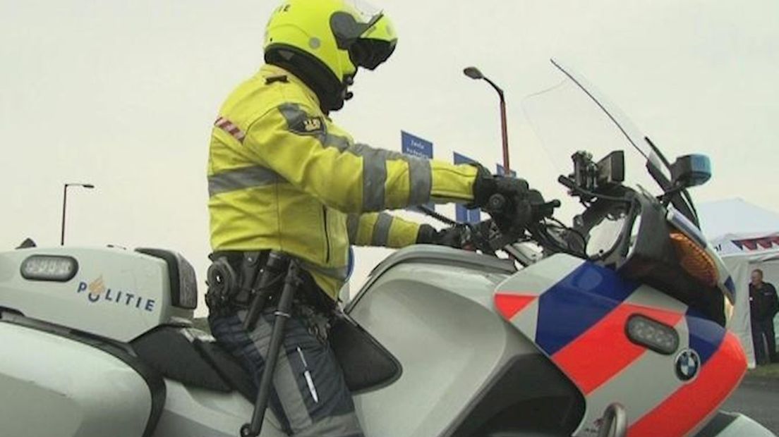 auto rijdt door na aanrijding met vrachtwagen op A1
