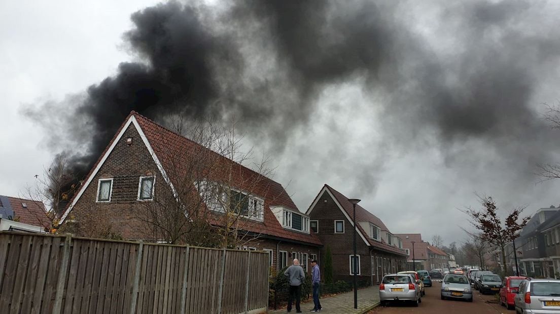 Hoge vlammen bij schuurbrand in Enschede