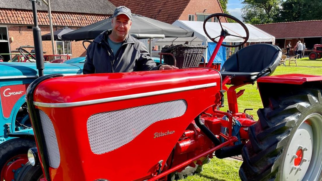Deze man rijdt mee met de Ritscher die van zijn vader was