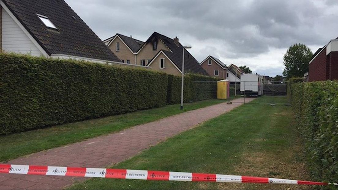 Bij het zolderraam is de woning in Nieuwleusen zwartgeblakerd