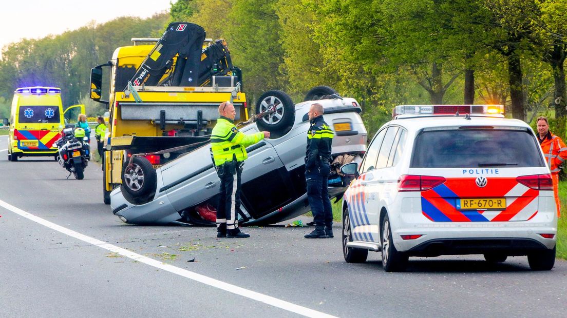 Car with children upside down on A37 near Hoogeveen: no injuries