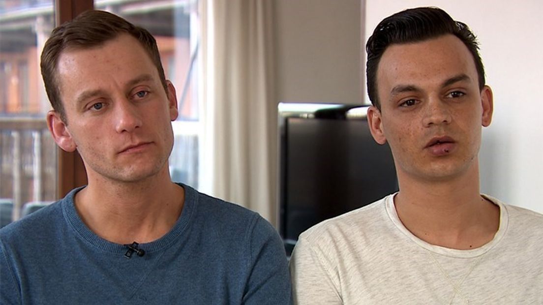 Vier tieners die ervan verdacht worden dat zij Jasper en Ronnie uit Arnhem in elkaar geslagen hebben, staan vandaag voor de rechter. Zowel het homostel als de verdediging vindt het jammer dat de zaak achter gesloten deuren wordt behandeld. De zaak is achter gesloten deuren omdat de verdachten minderjarig zijn.