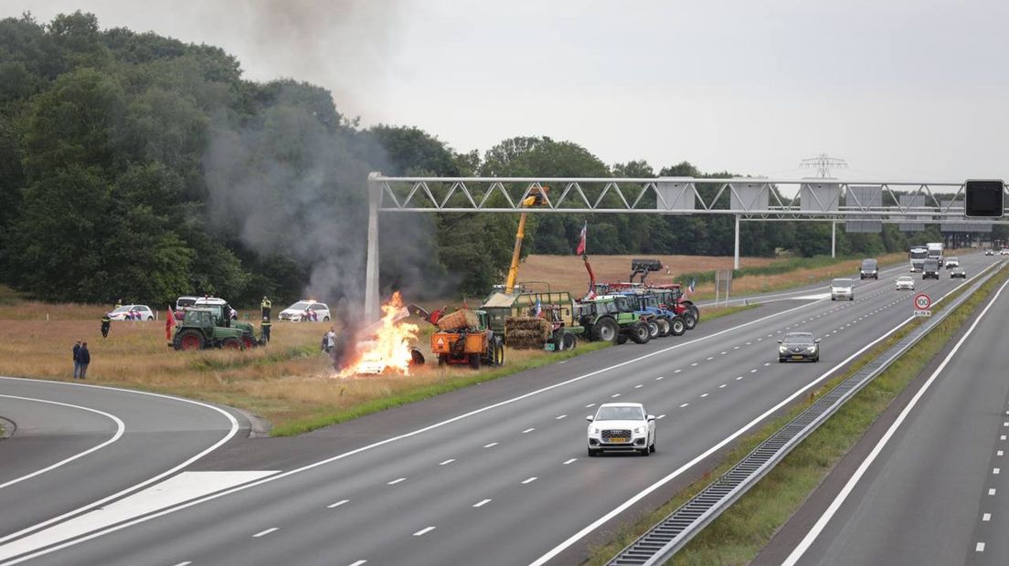 Boeren steken hooibalen in brand langs de A1 bij Holten