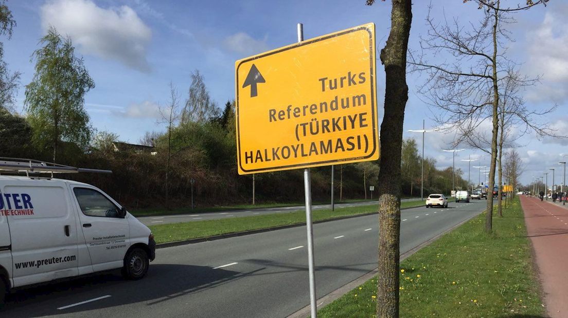 Verwijsborden naar Turks stemlokaal